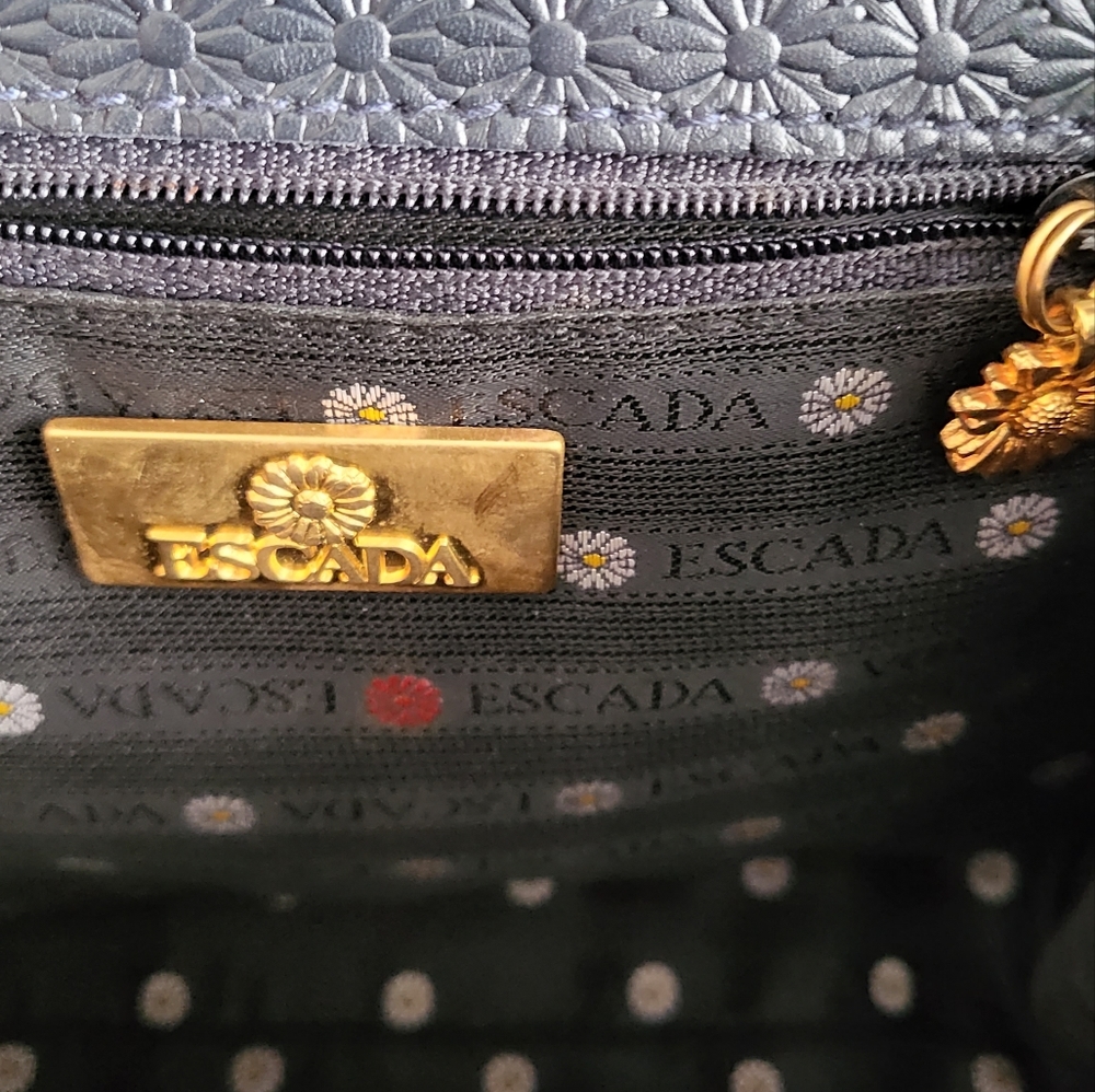 Escada Vintage Rare Daisy Embossed Handbag - Picture 4 of 10